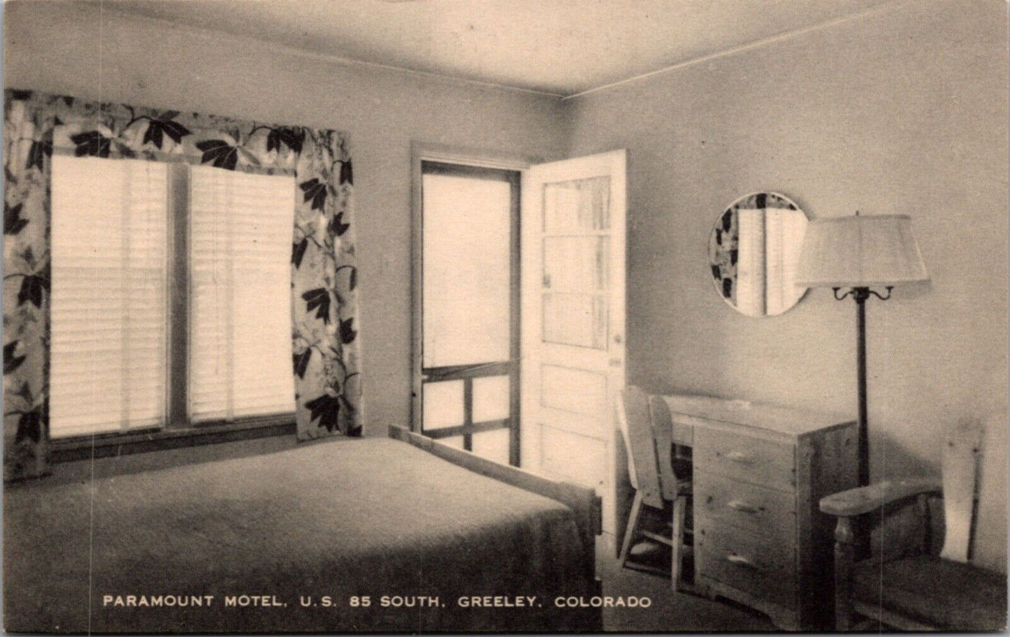 Postcard Interior Paramount Motel U.S. 85 South in Greeley, Colorado