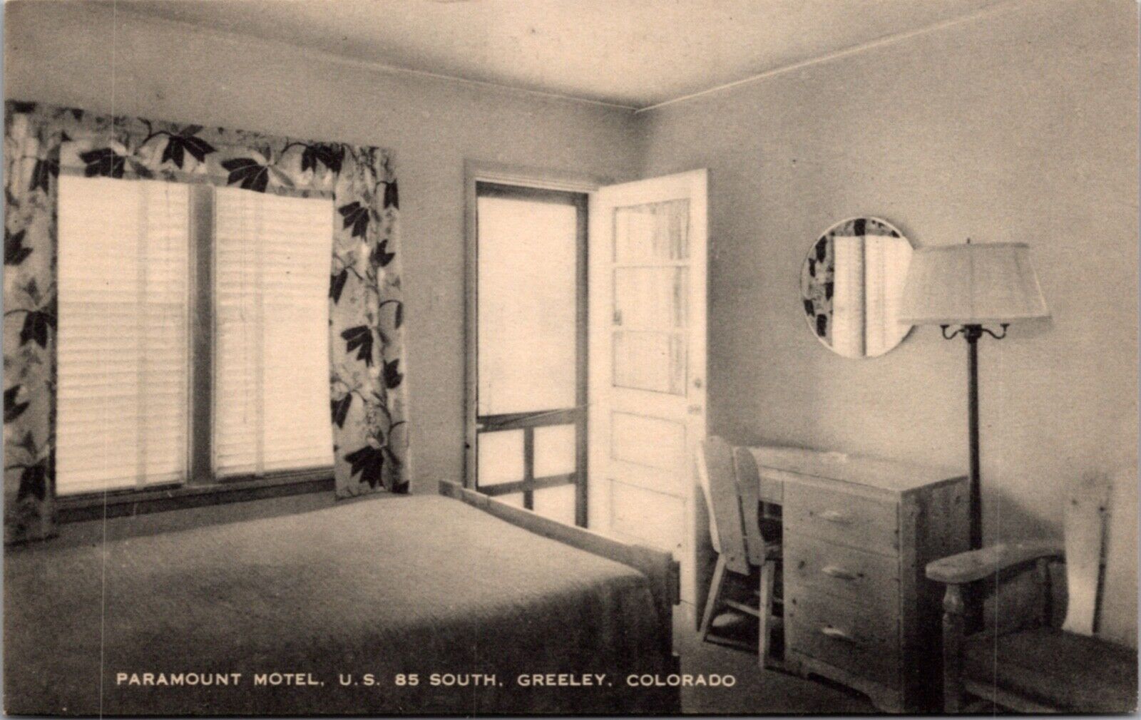 Postcard Interior Paramount Motel U.S. 85 South in Greeley, Colorado