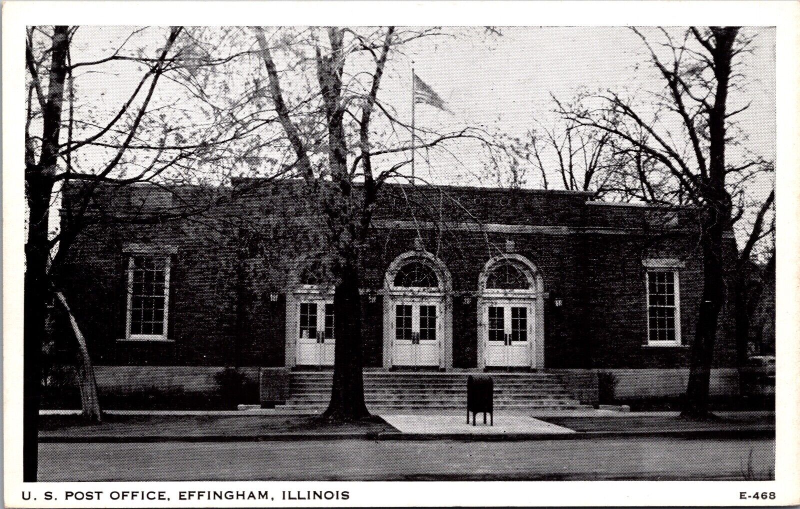 Postcard U.S. Post Office in Effingham, Illinois